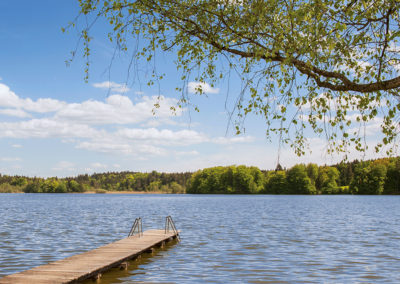 Pelhamer See mit Steg und Liegewiese